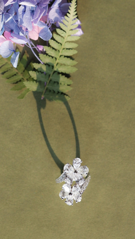 Bvlgari, 18K Gold Diamond Flower Ring Bvlgari