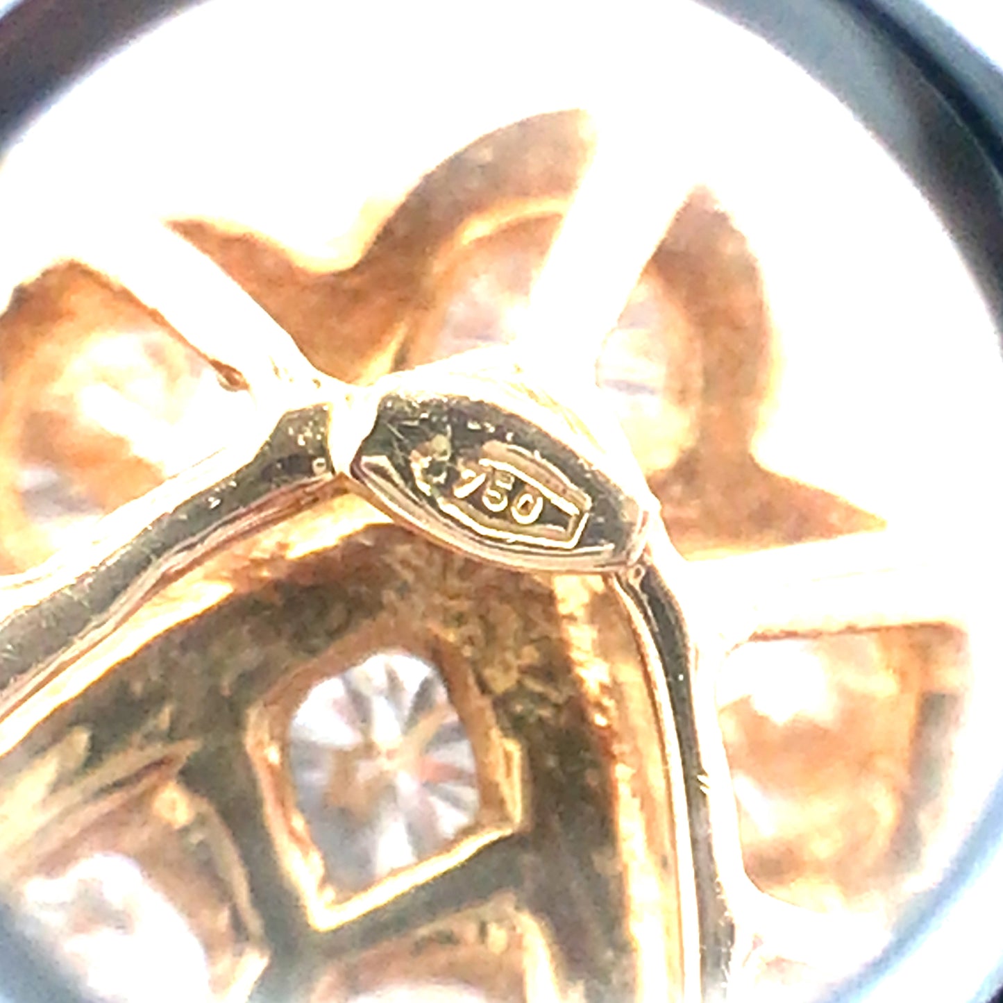 18K Gold Diamond Flower Brooch