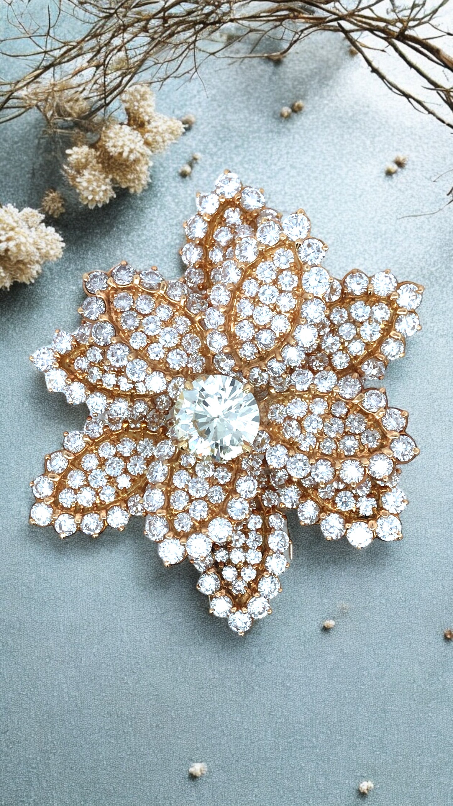 18K Gold Diamond Flower Brooch