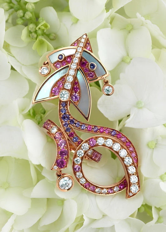 Van Cleef & Arpels, 18K Gold Diamond Mother-of-Pearl Color Sapphire Ring