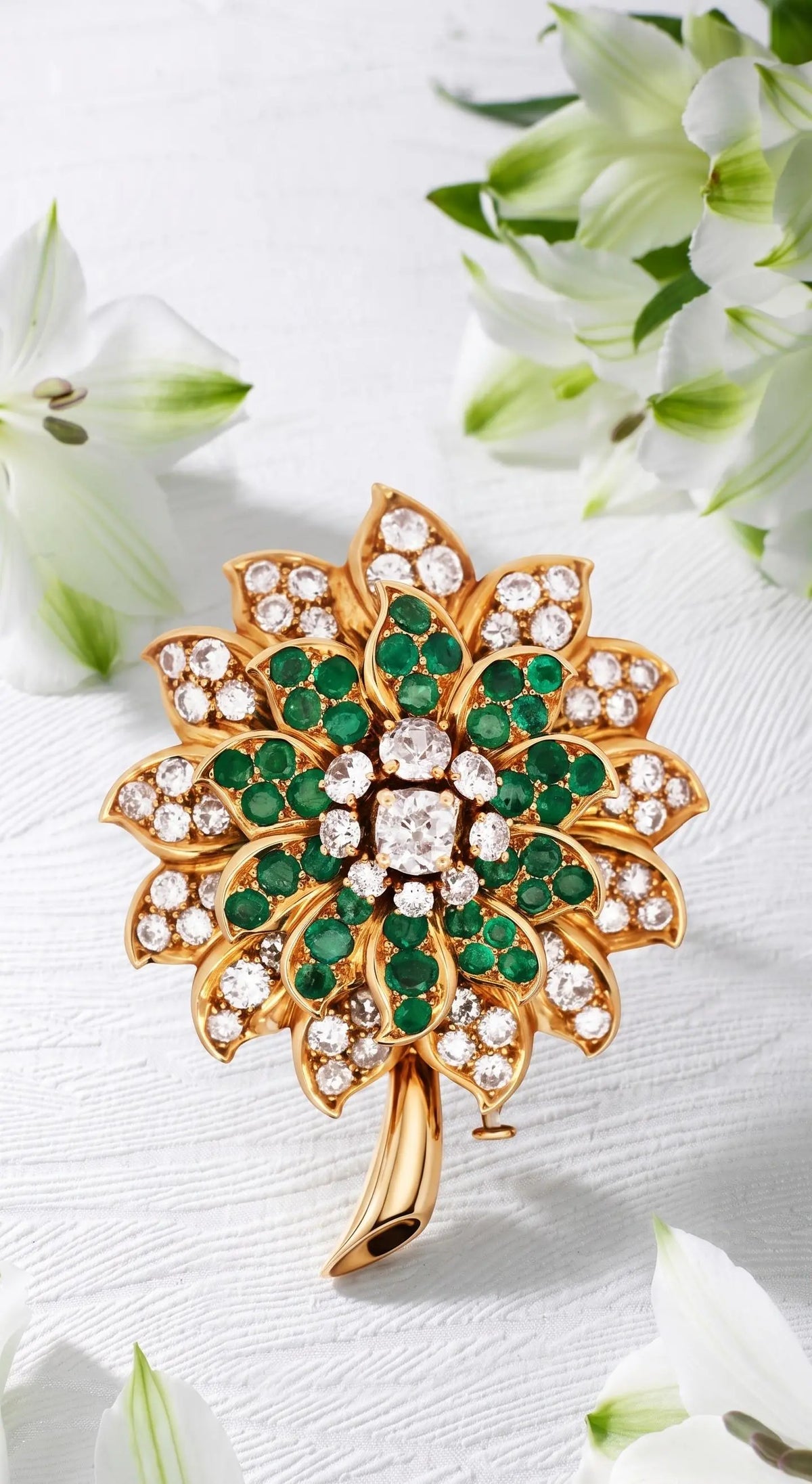 18K Gold Floral Emerald Diamond Brooch, Exquisite Craftsmanship