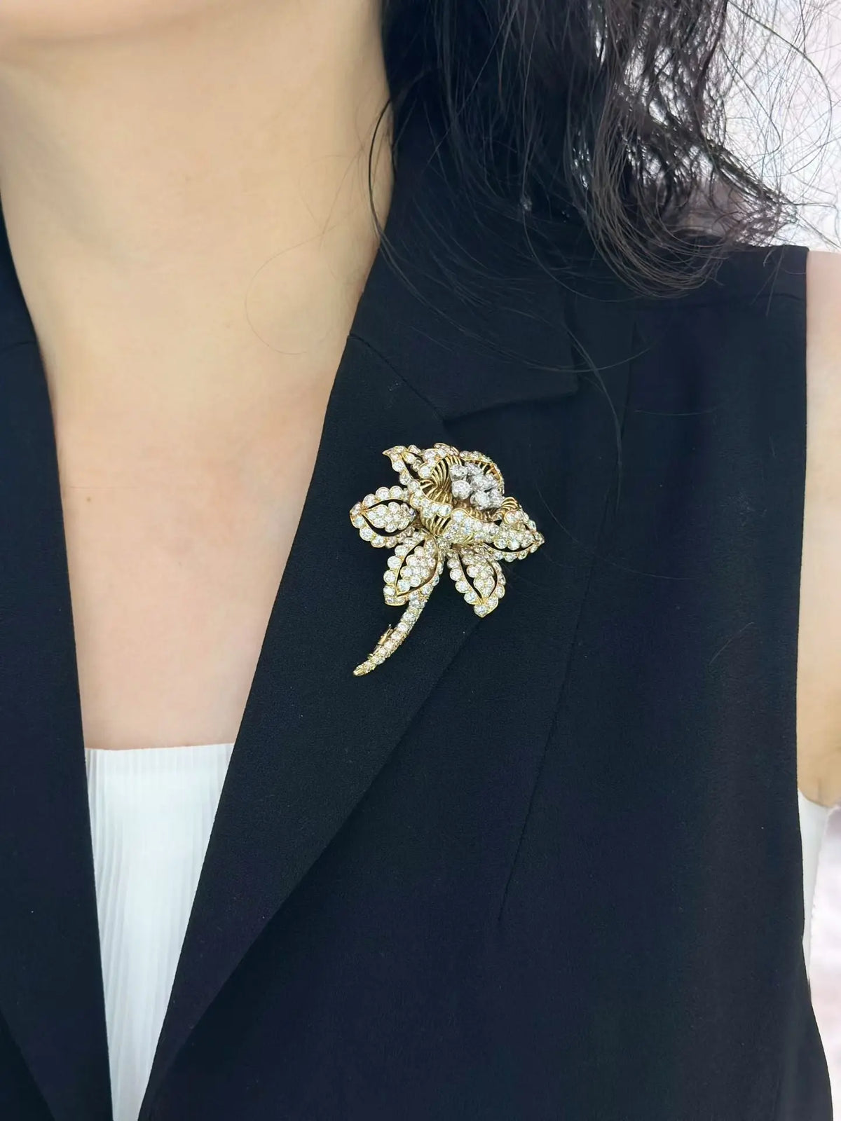 David Webb, 18K Gold Diamond Flower Brooch, Certificate David Webb