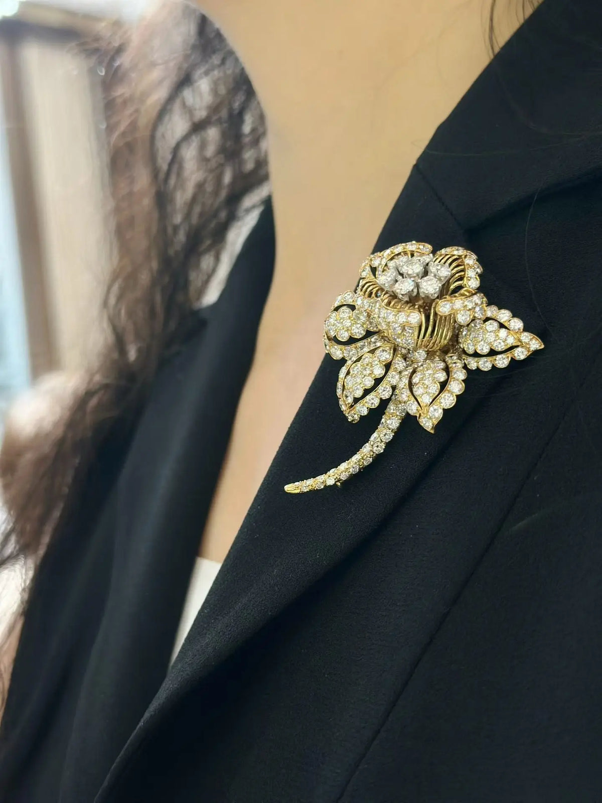 David Webb, 18K Gold Diamond Flower Brooch, Certificate David Webb
