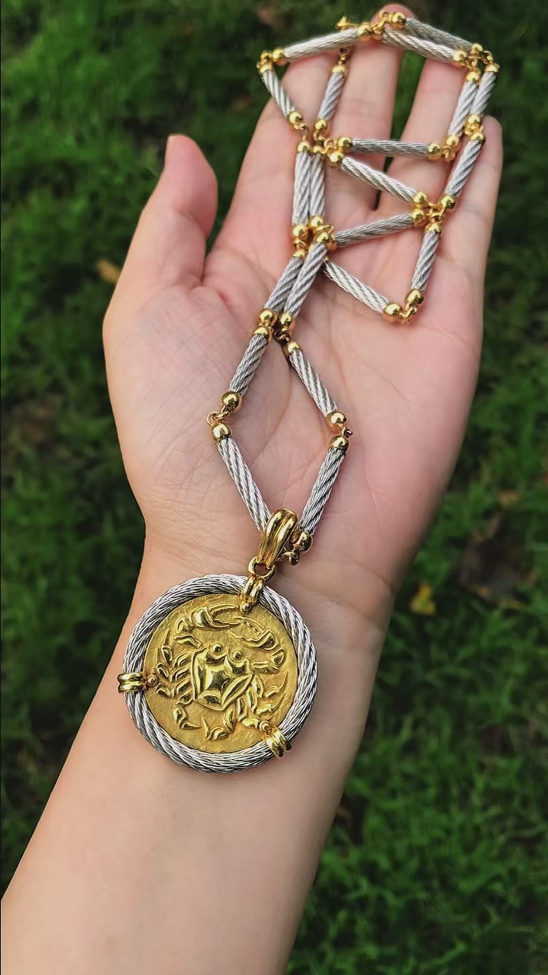 Fred Paris, 18K Gold Pendant Necklace